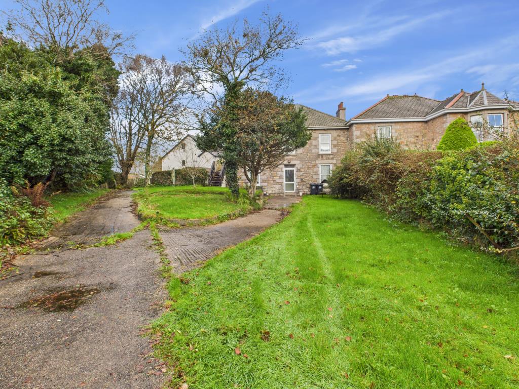 Lot: 50 - SUBSTANTIAL HOUSE DIVIDED INTO TWO FLATS WITH GARDENS AND PARKING - Front elevation and garden